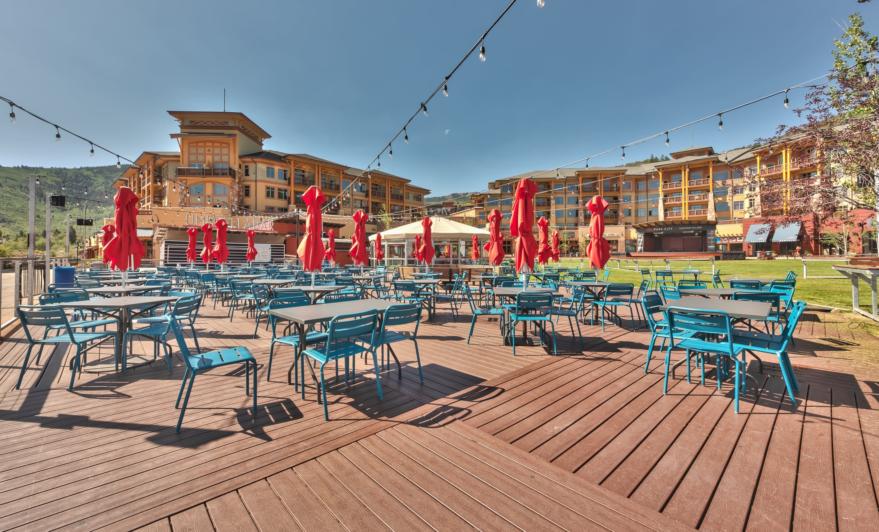 Enjoy the Umbrella Bar outside for après ski