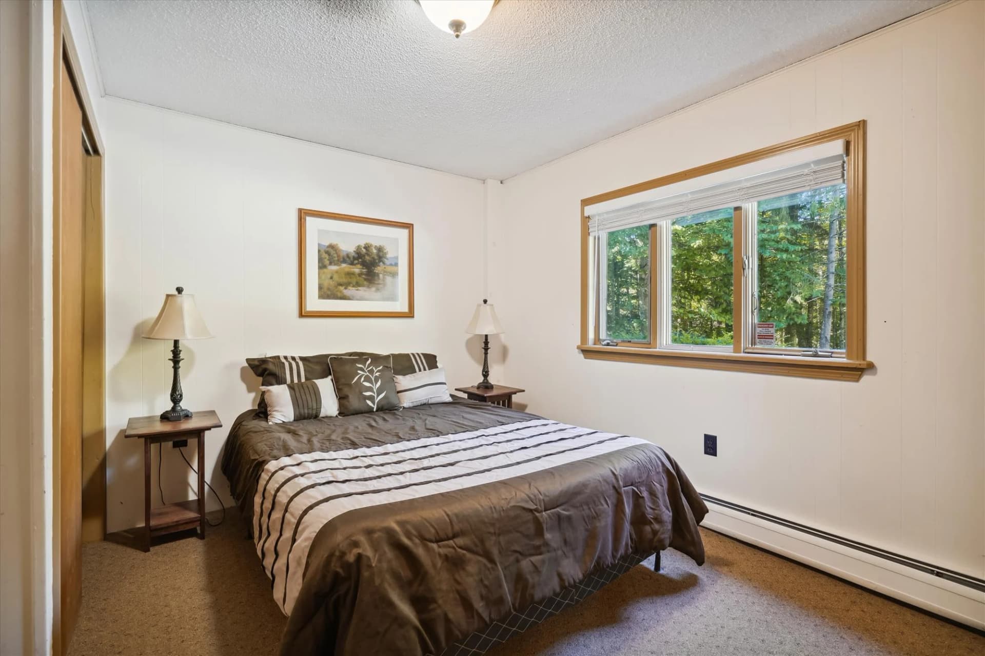 Queen bedroom, entrance level