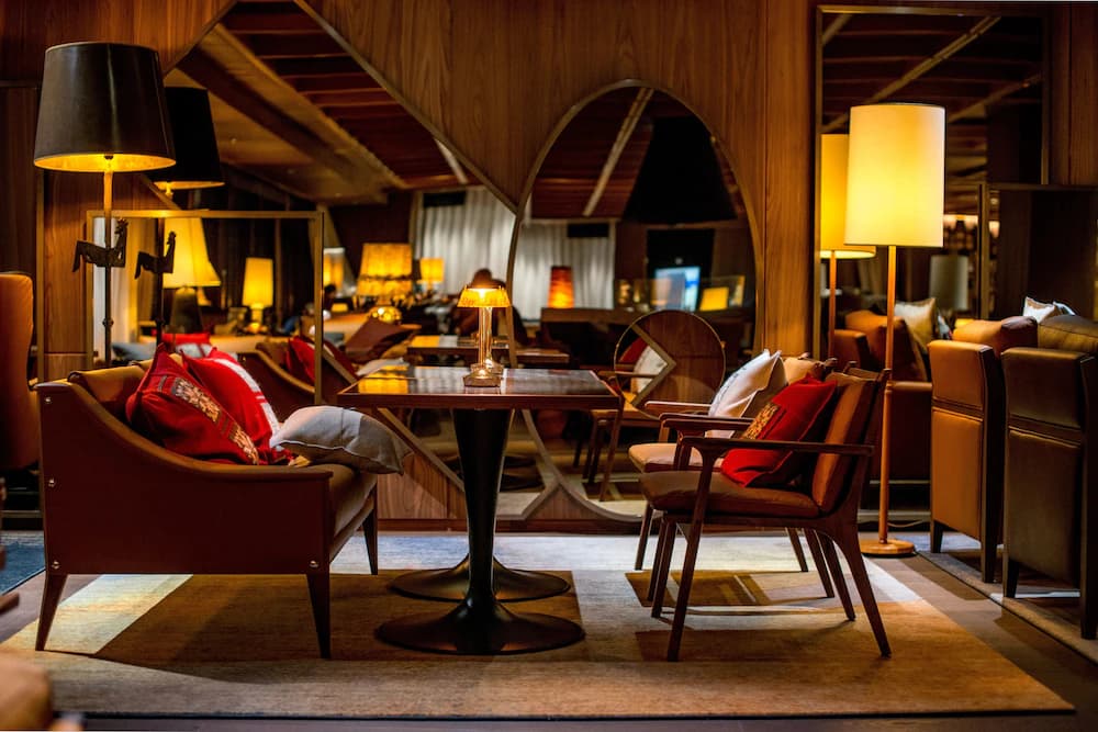 Lobby lounge