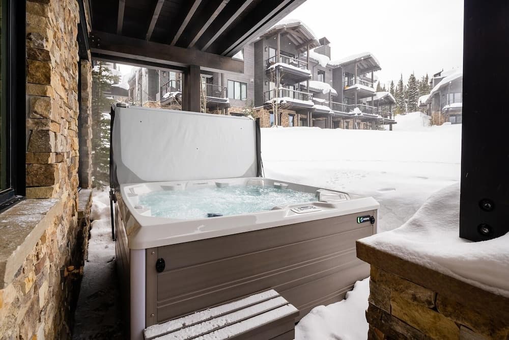 Private spa tub