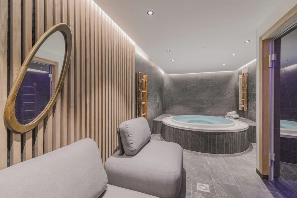 Indoor spa tub