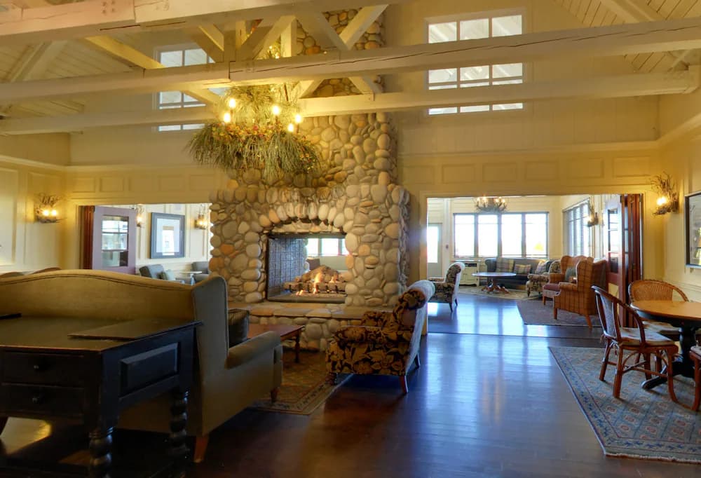 Lobby lounge