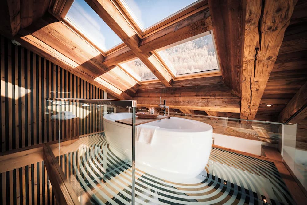 Deep soaking bathtub