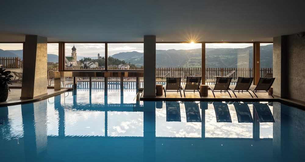 Indoor/outdoor pool