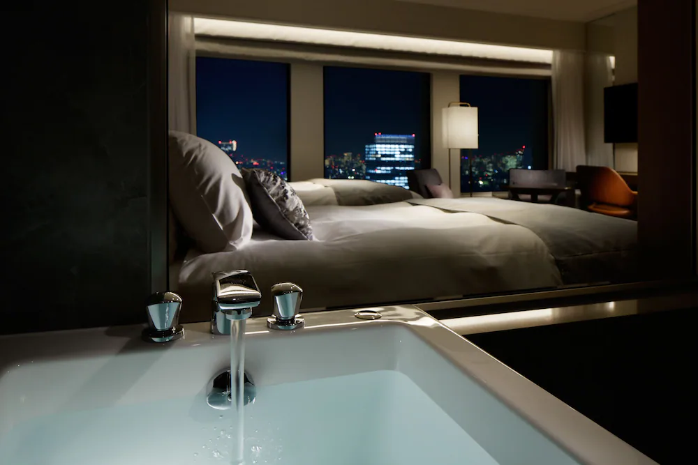 Deep soaking bathtub