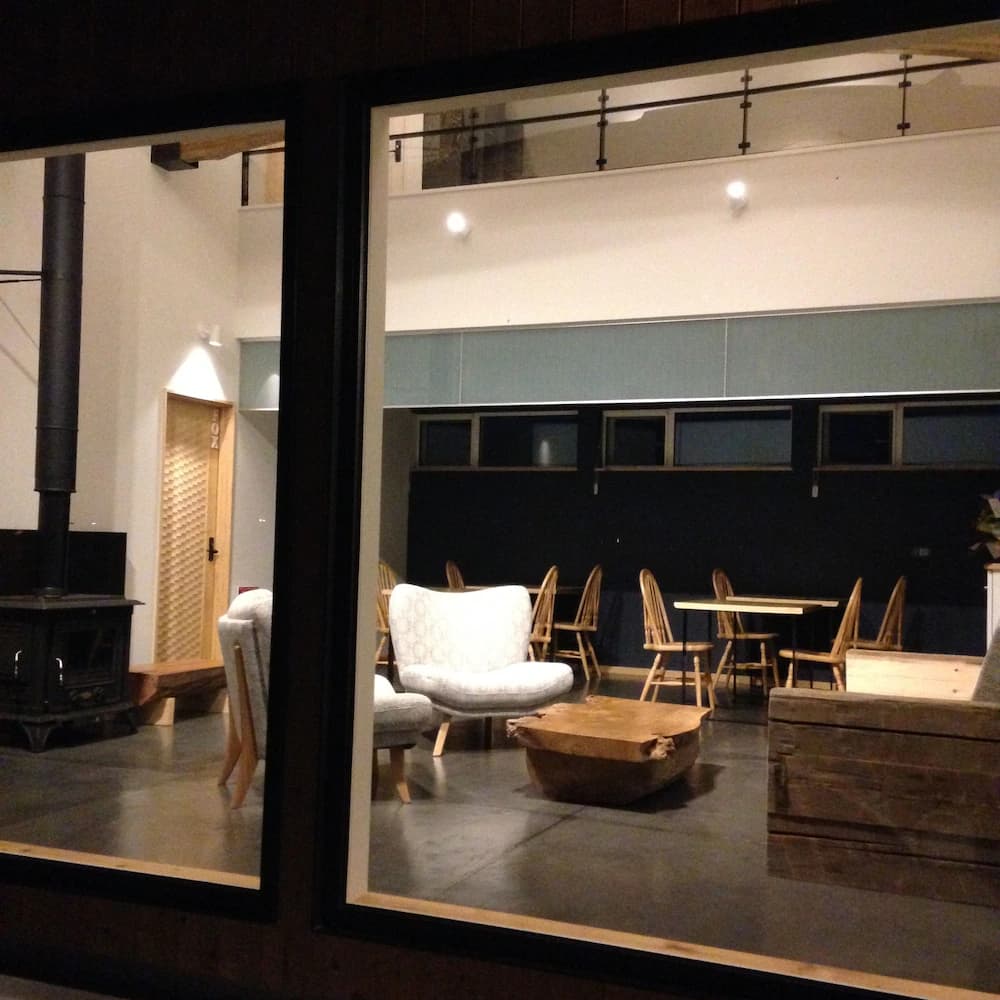 Lobby lounge
