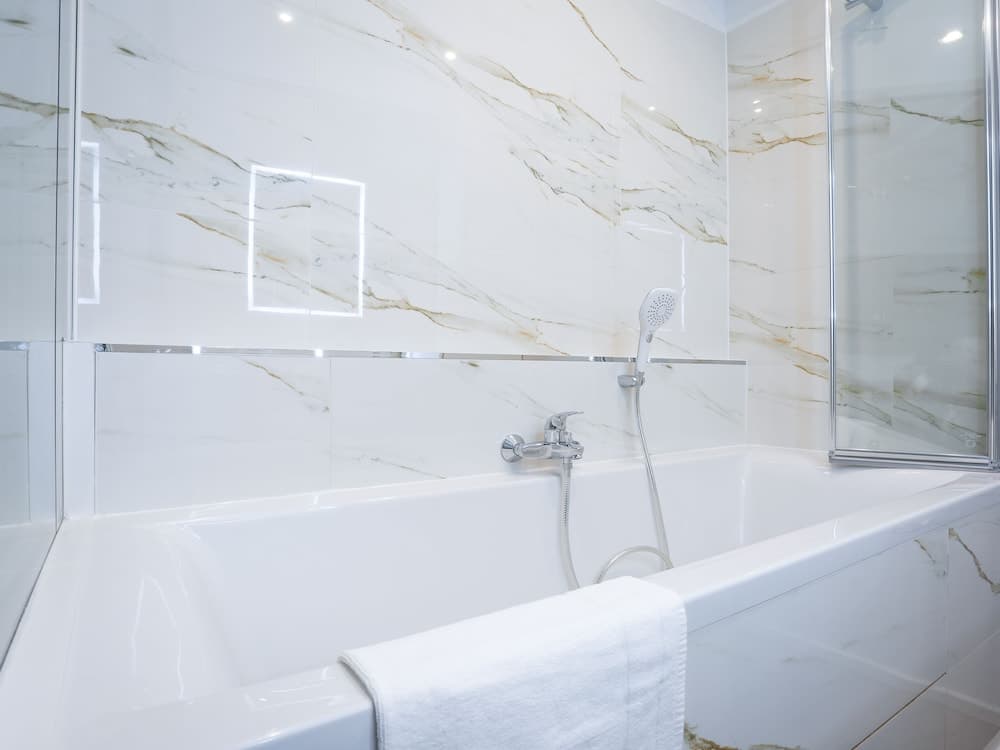Deep soaking bathtub