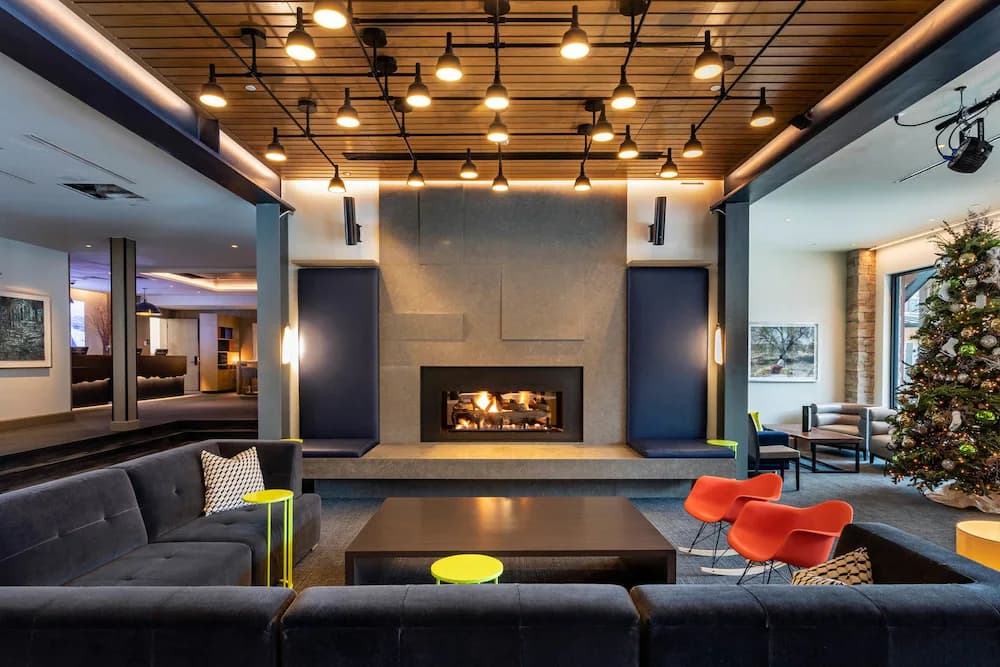 Lobby lounge