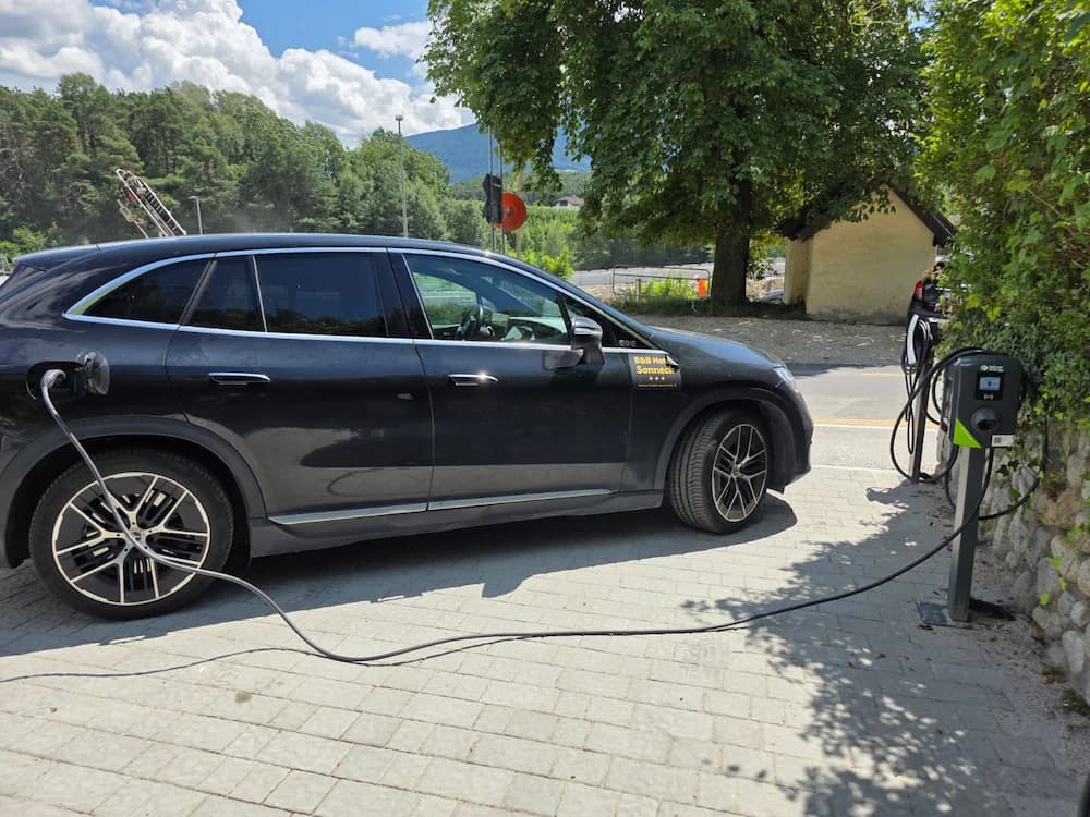 Electric vehicle charging station