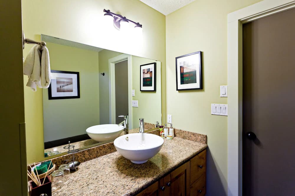 Bathroom sink