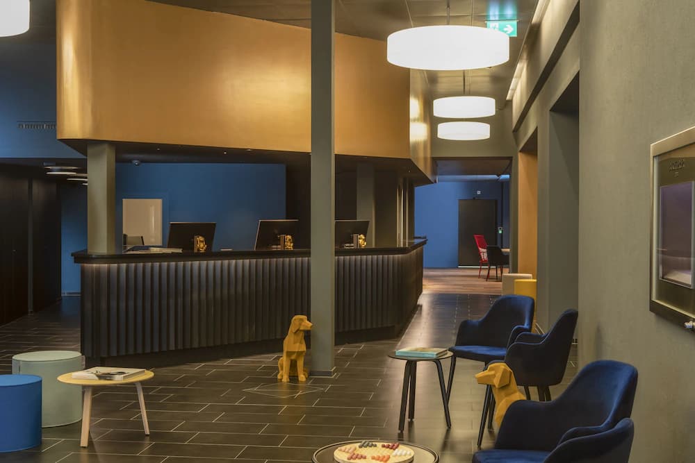Lobby lounge