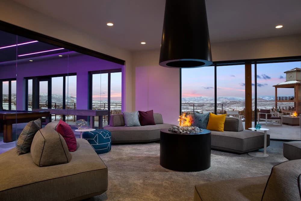 Lobby lounge