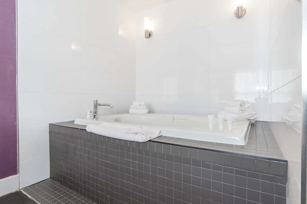 Jetted tub