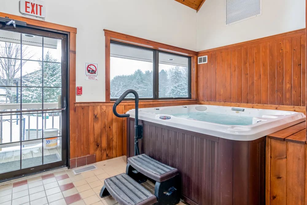Indoor spa tub